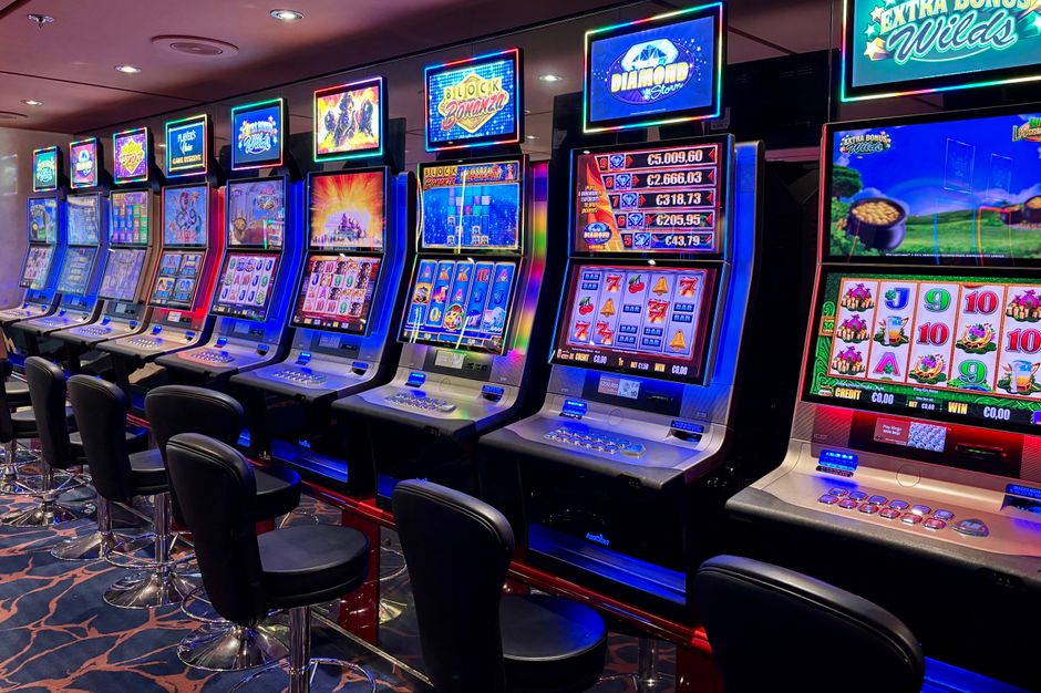 Suasana kasino dengan mesin slot bercahaya