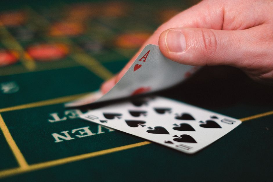 Memahami Baccarat: Aturan, Jenis Taruhan, dan Peluang