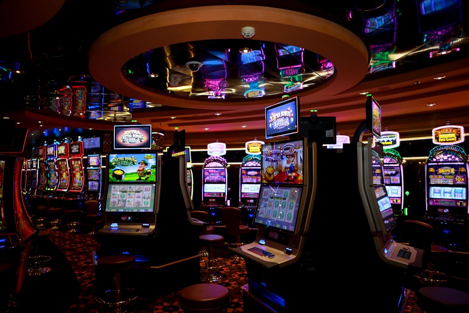 Lantai kasino dengan berbagai mesin slot