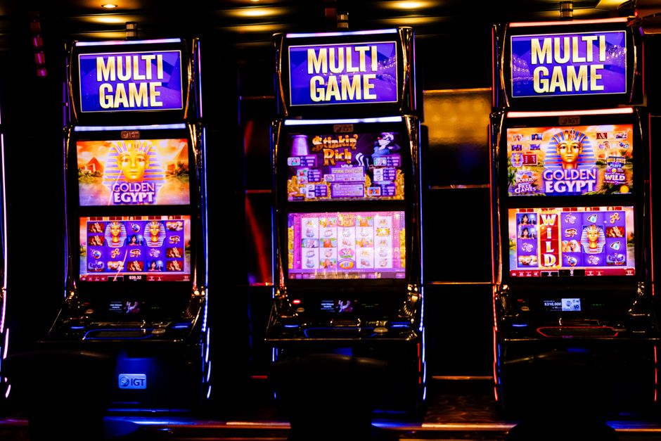 Mesin slot bercahaya di kasino